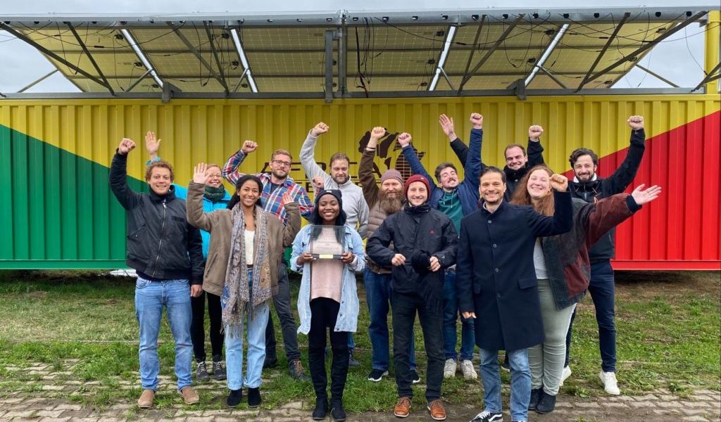 AFSIA-Team Das ganze Africa GreenTec Team in Hainburg feierte den Gewinn des AFSIA Solar Awards gebührend.